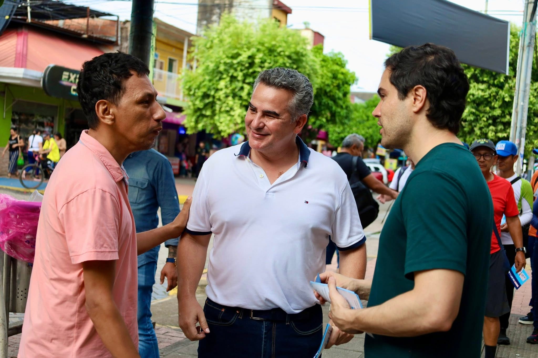 Pipe Ferro conversando con ciudadanos durante un recorrido